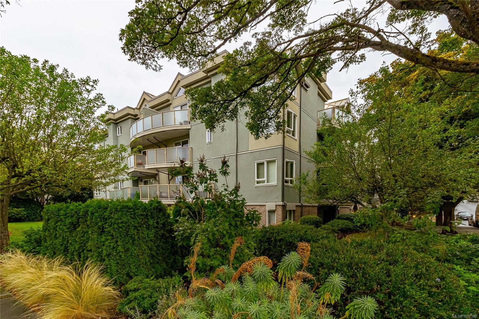 2710 Grosvenor Rd Apt 403, Victoria, BC V8T 3M6