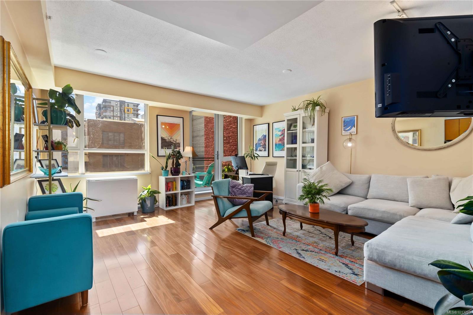 834 Johnson St Apt 406, Victoria, BC V8W 1N3