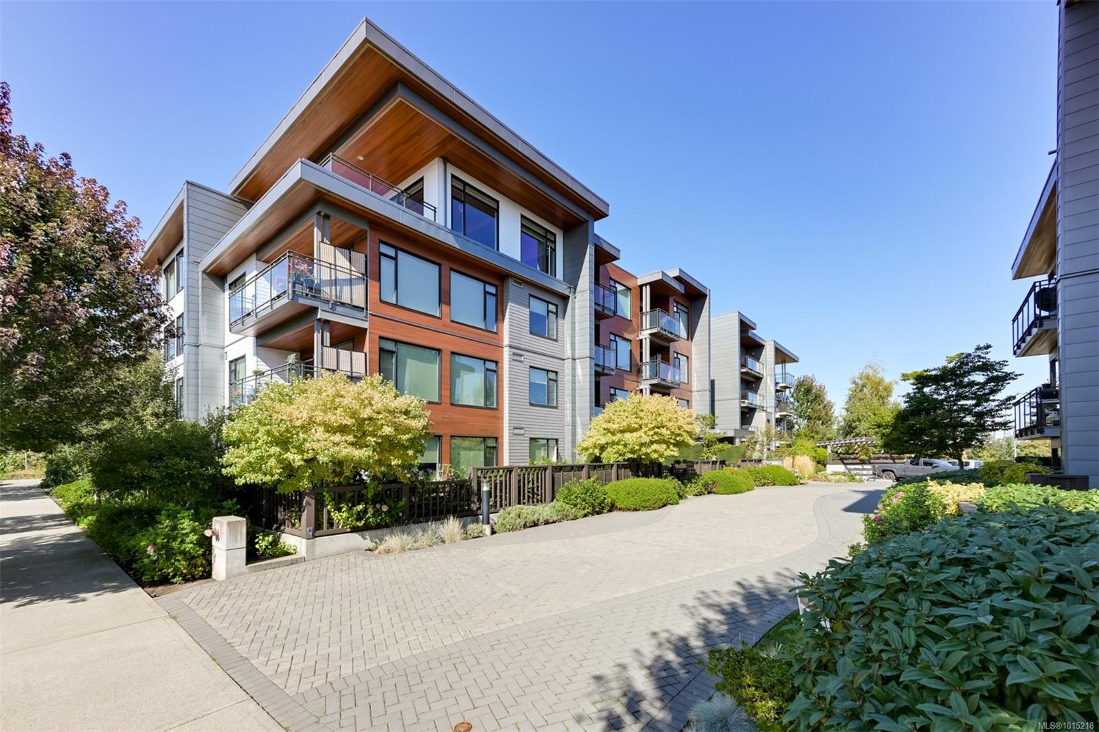 3815 Rowland Ave Apt 407, Saanich, BC V8Z 0E1