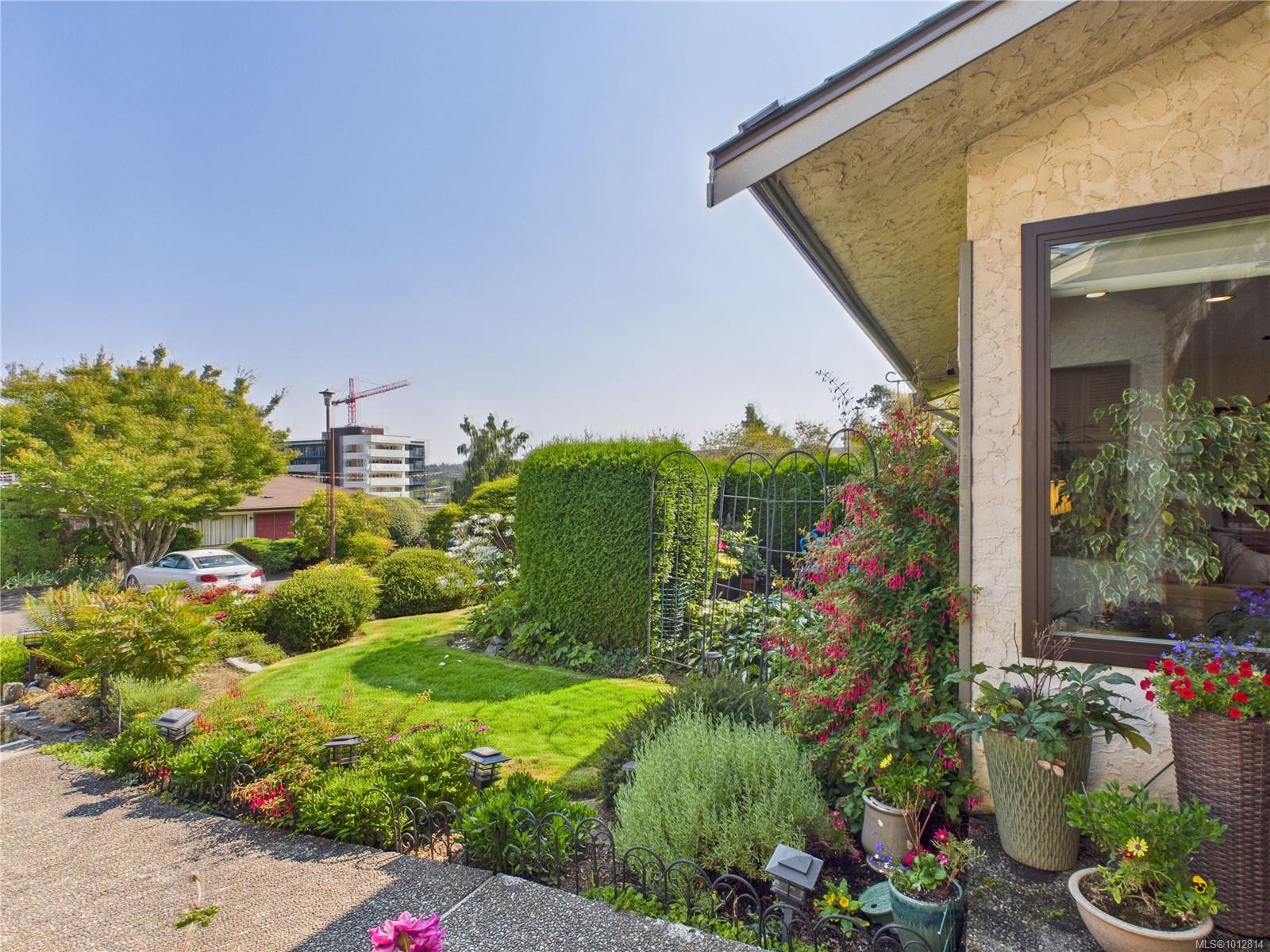 3968 Cedar Hill Rd Apt 16, Saanich, BC V8N 3B8