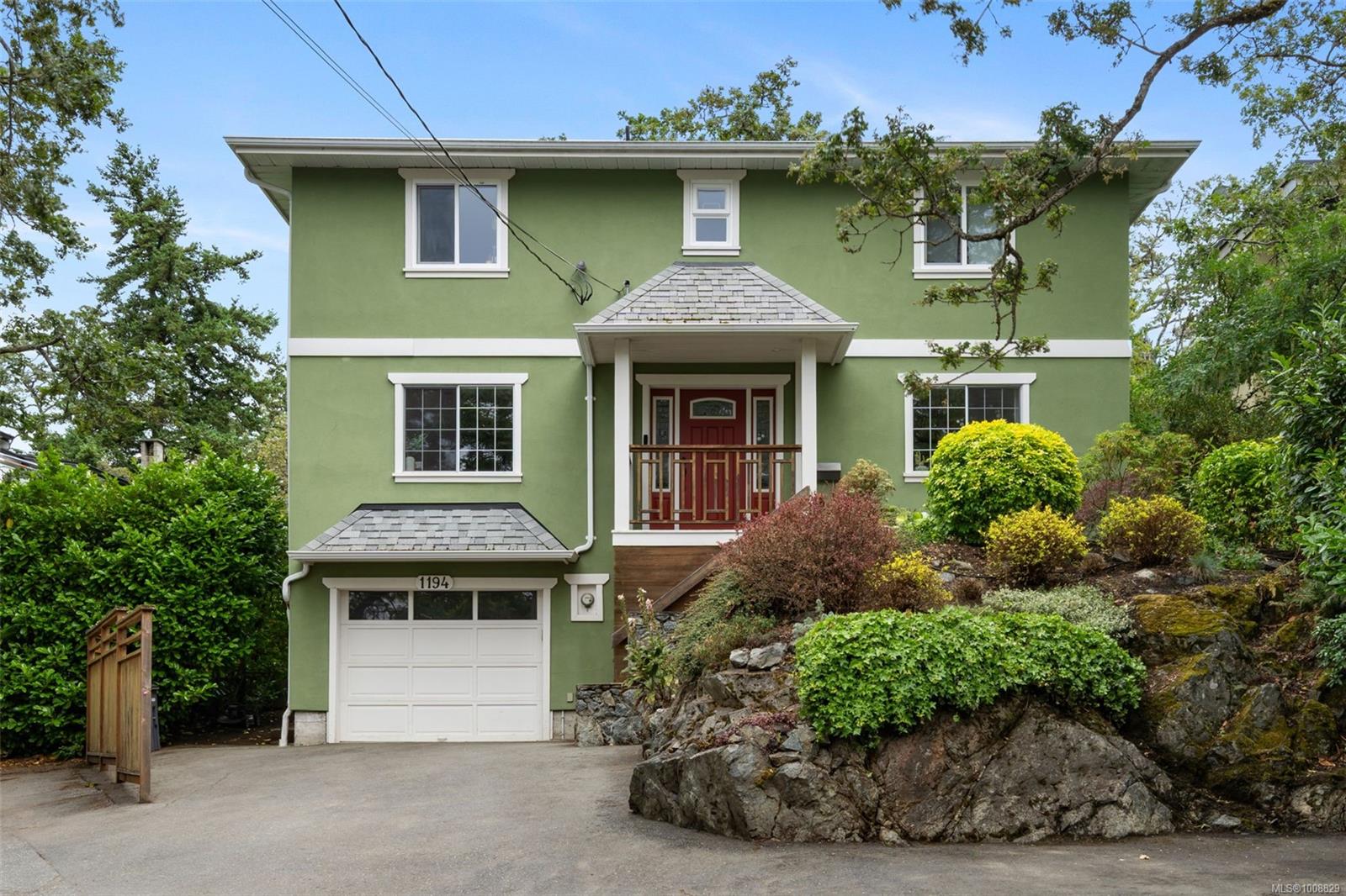 1194 Rock St, Saanich, BC V8P 2B8