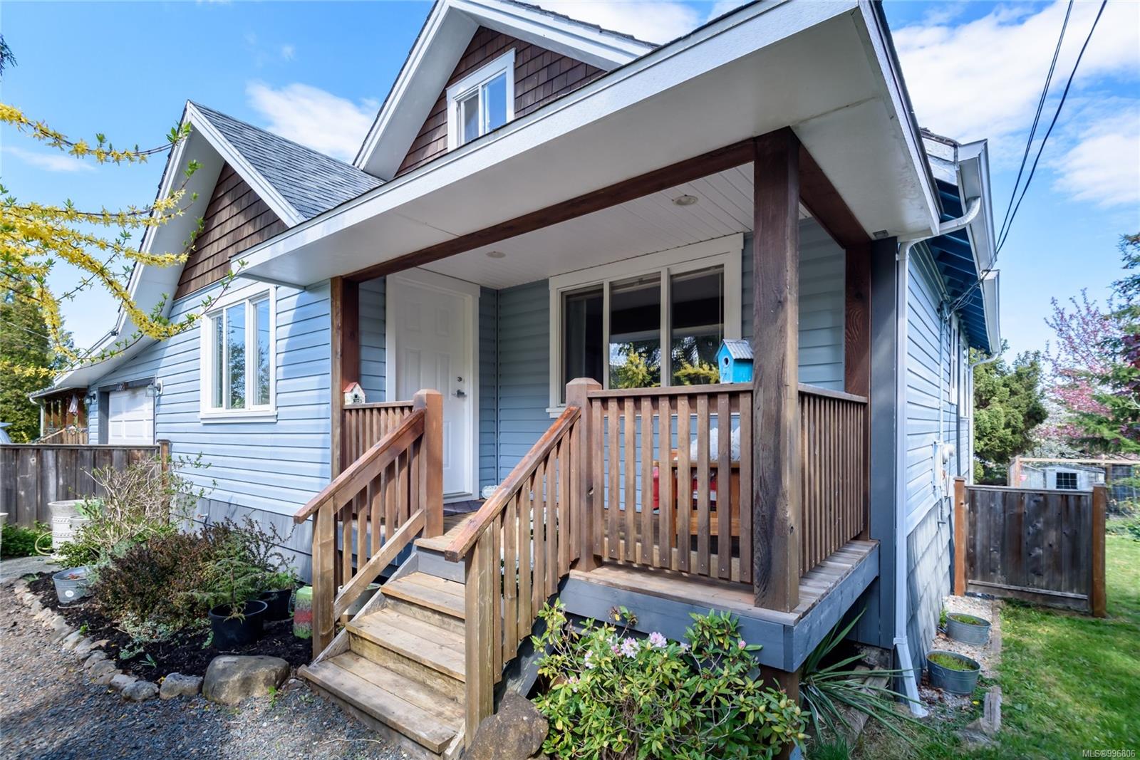 3352 Second St, Cumberland, BC V0R 1S0