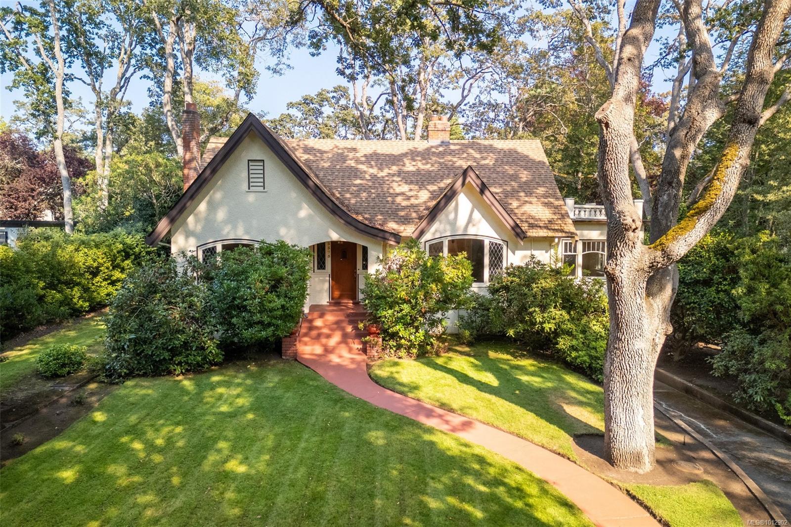 3375 Weald Rd, Oak Bay, BC V8R 6E4