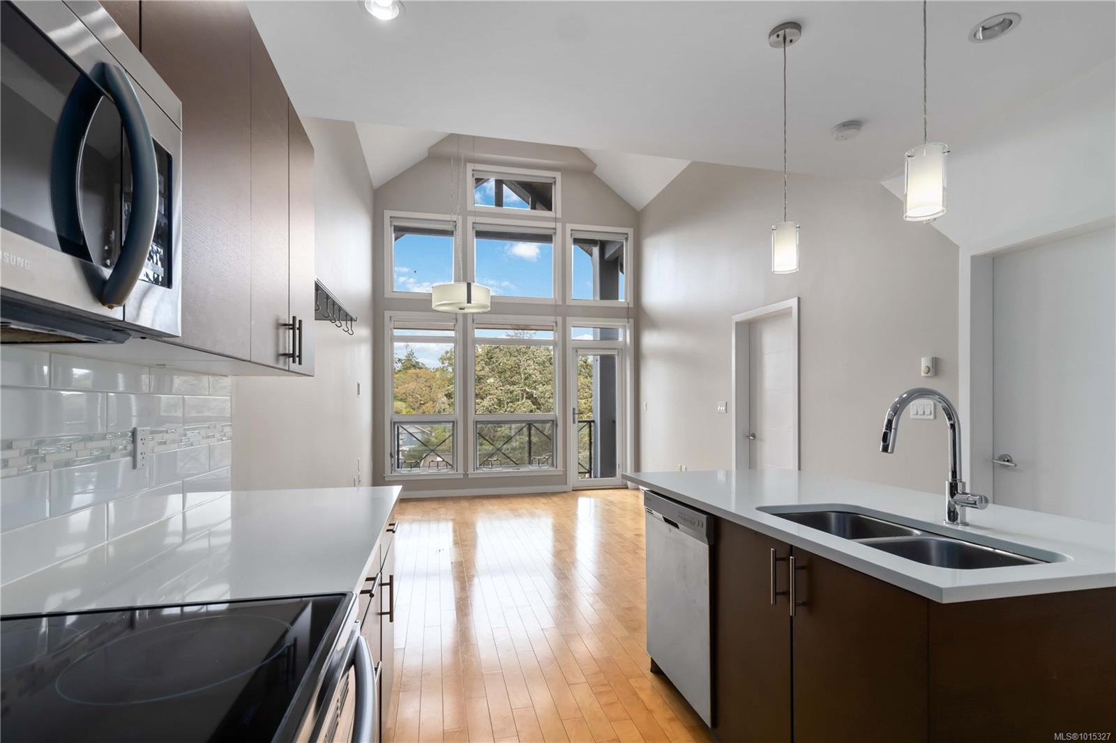 924 Esquimalt Rd Apt 608, Esquimalt, BC V9A 3M7