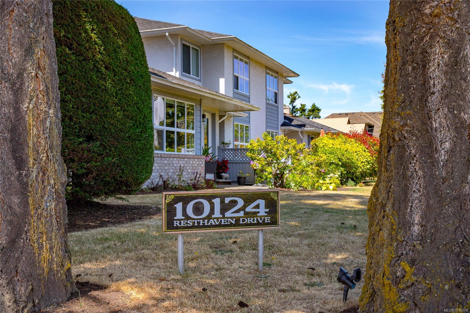 10124 Resthaven Dr Apt D, Sidney, BC V8L 3G6