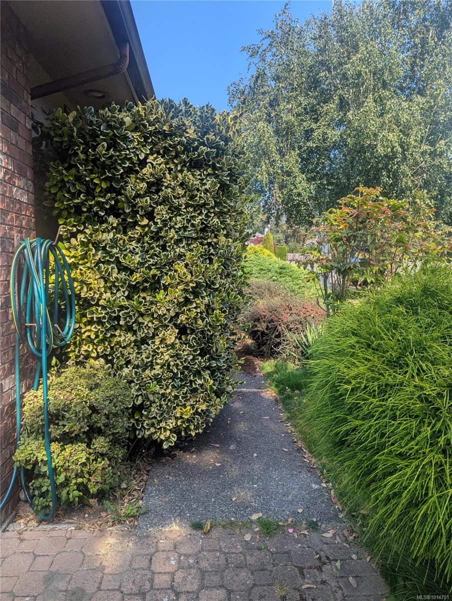 3910 Gibson Crt, Saanich, BC V8N 6E2