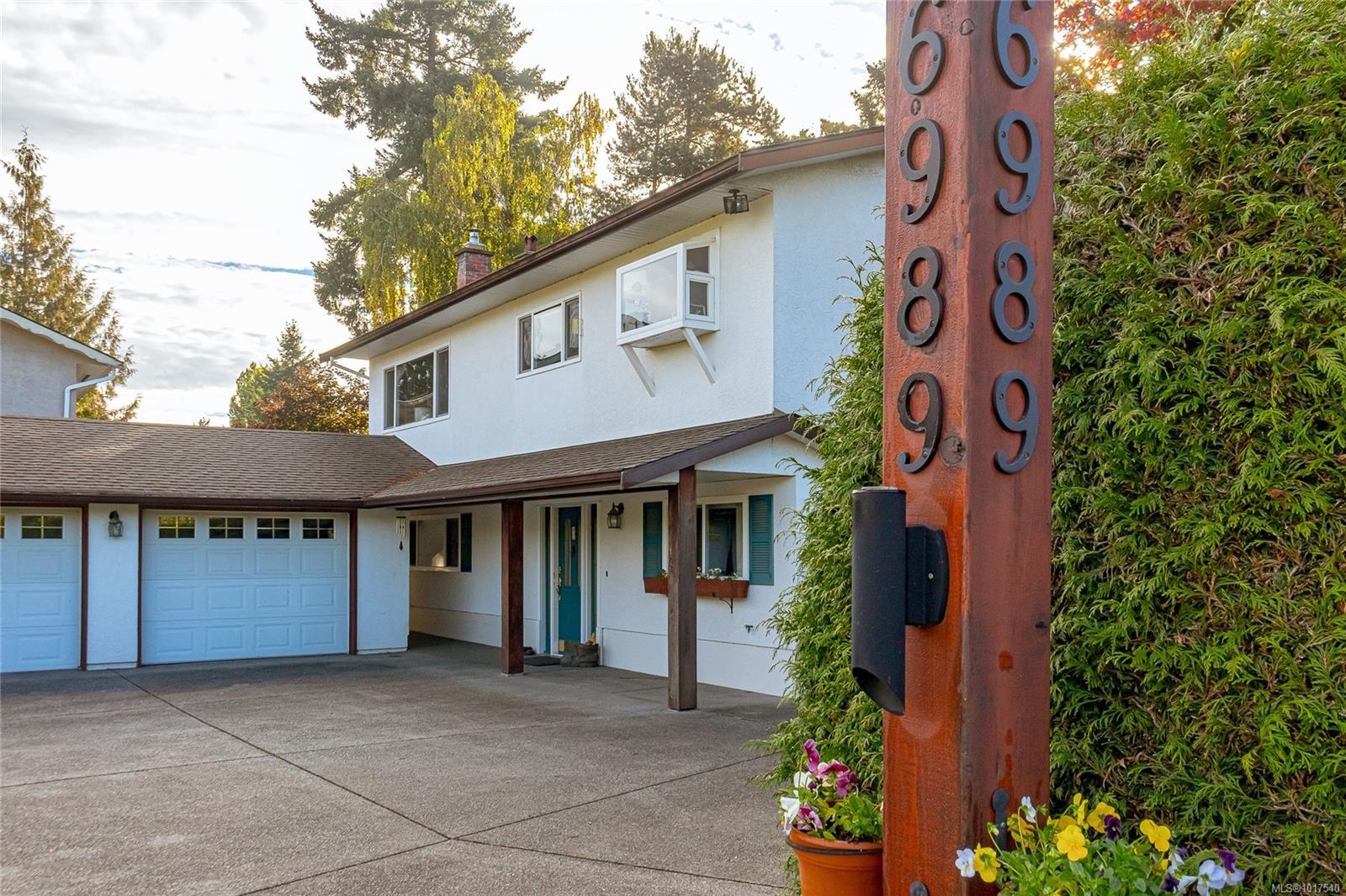 6989 Wallace Dr, Central Saanich, BC V8M 1G1