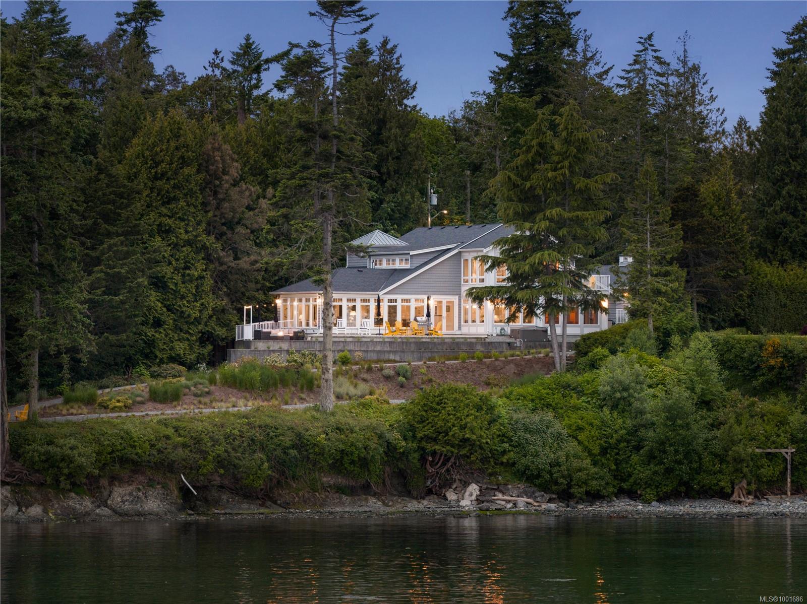 8401 Lochside Dr, Central Saanich, BC V8M 1T9