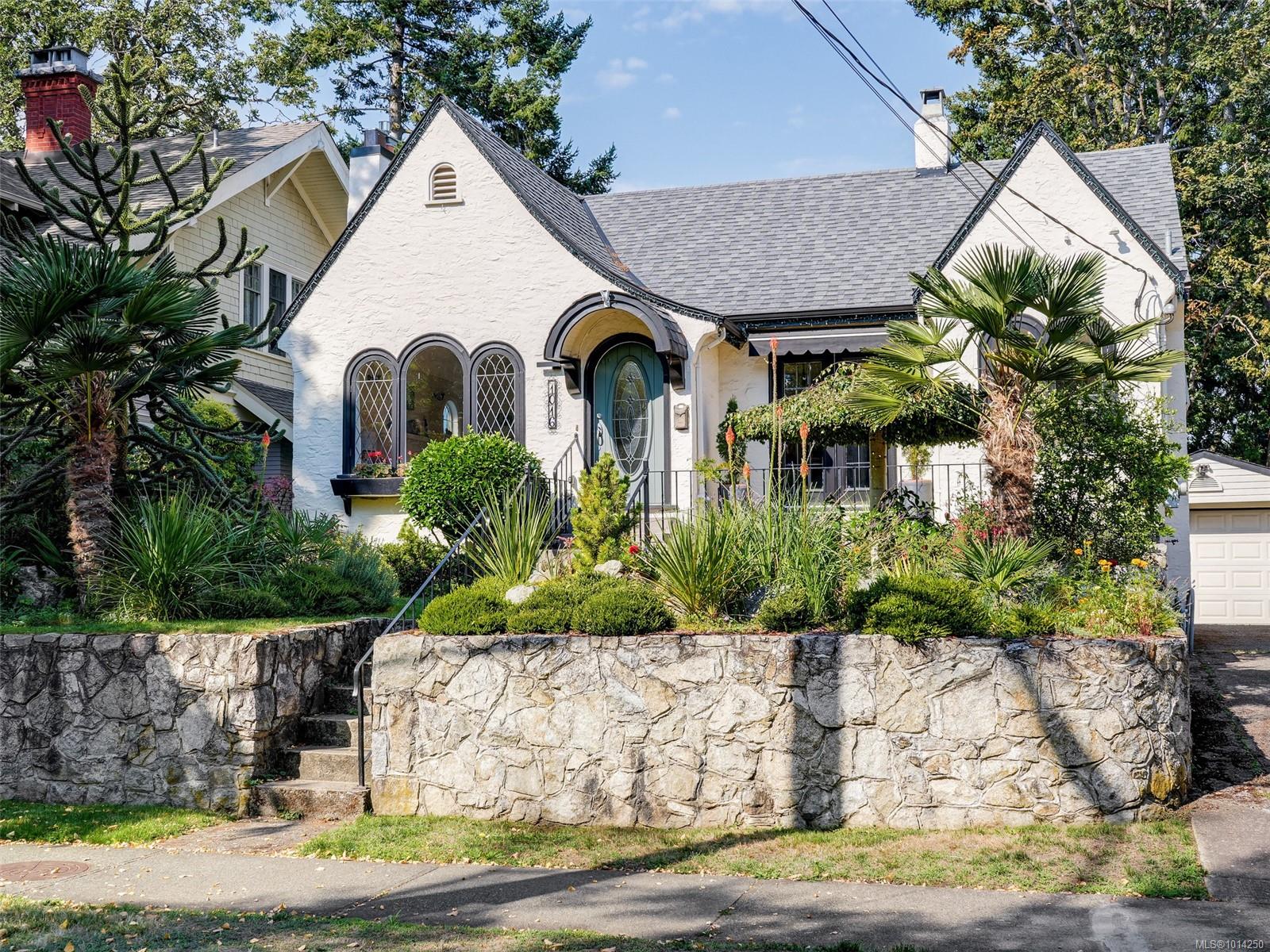 1016 Craigdarroch Rd, Victoria, BC V8S 2A4
