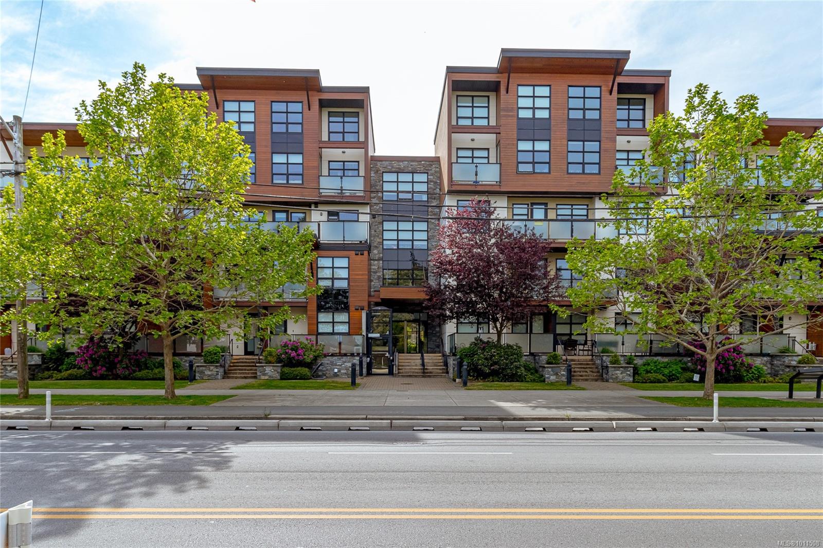 4000 Shelbourne St Apt 102, Saanich, BC V8N 3E4
