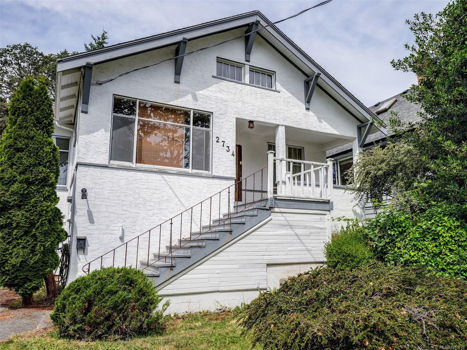 2734 Avebury Ave, Victoria, BC V8R 3W4