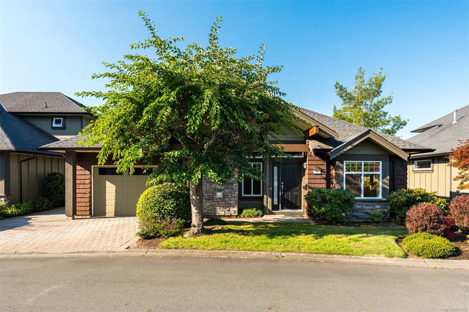 2229 Graduation Pl Apt 9, Saanich, BC V8N 6W3