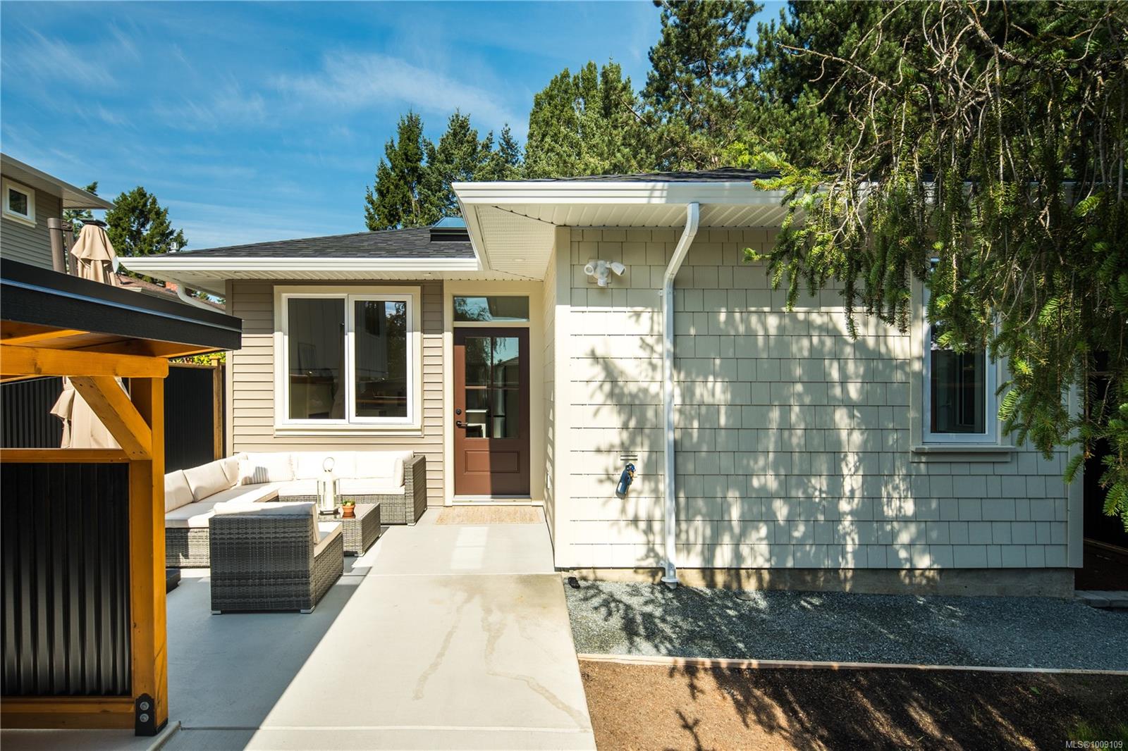 568 Kay St Apt C, Saanich, BC V8Z 2L3