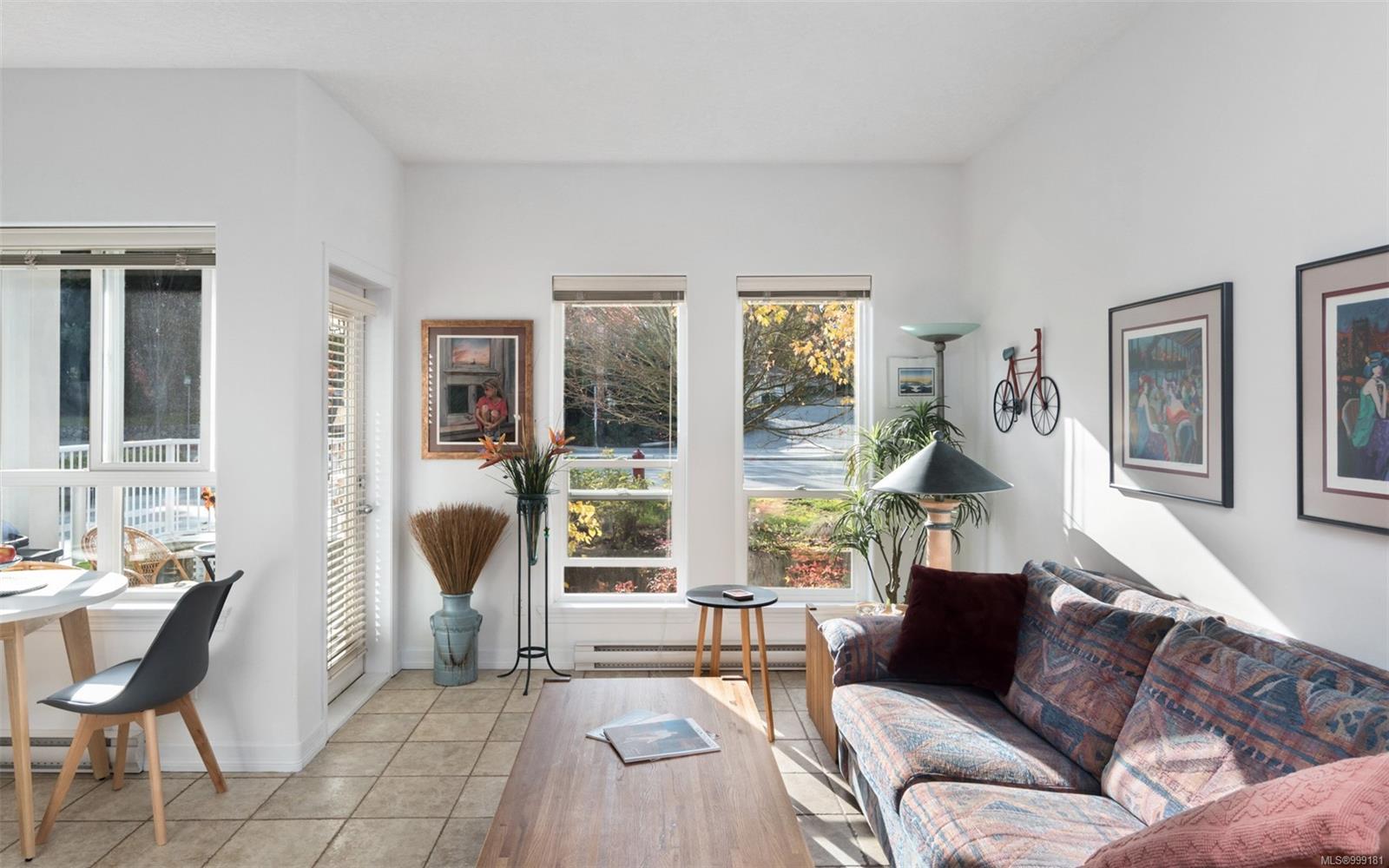 3915 Carey Rd Apt 201, Saanich, BC V8Z 4E3