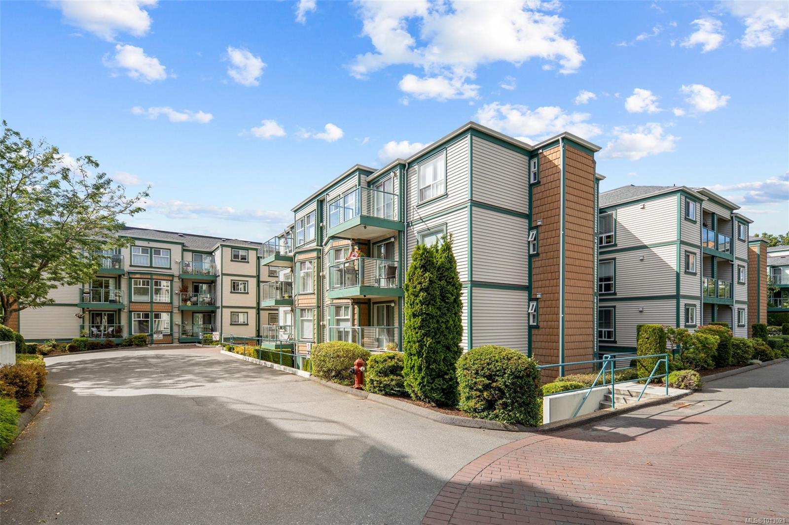 894 Vernon Ave Apt 103, Saanich, BC V8X 2W6