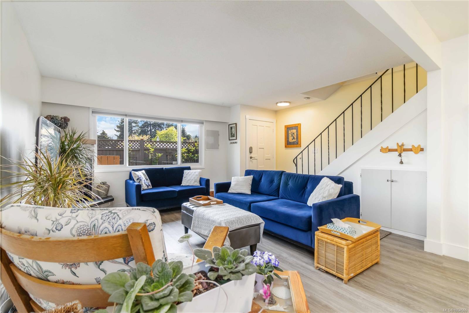 618 Kelly Rd Apt A, Victoria, BC V9B 2A5