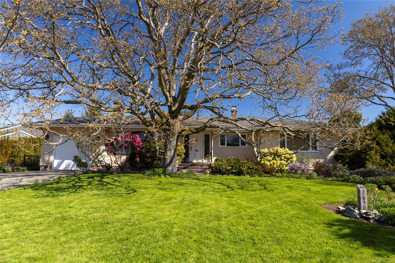 2650 Dorset Rd, Oak Bay, BC V8R 3N1