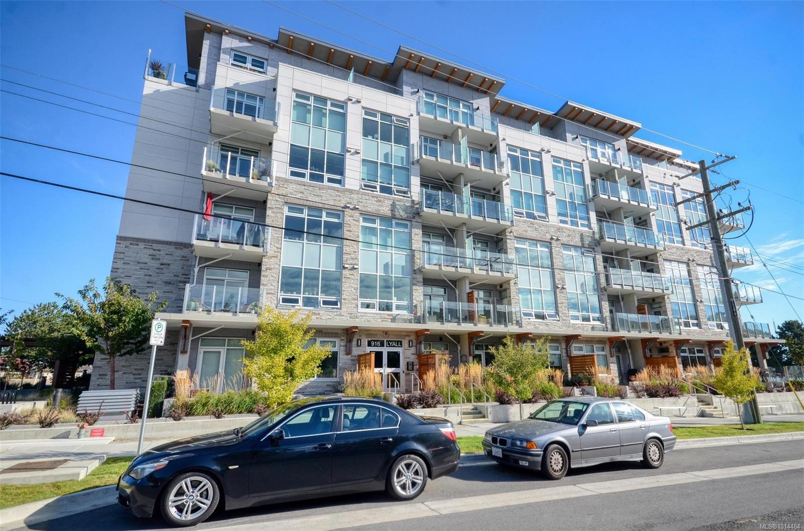 916 Lyall St Apt 203, Esquimalt, BC V9A 5E6