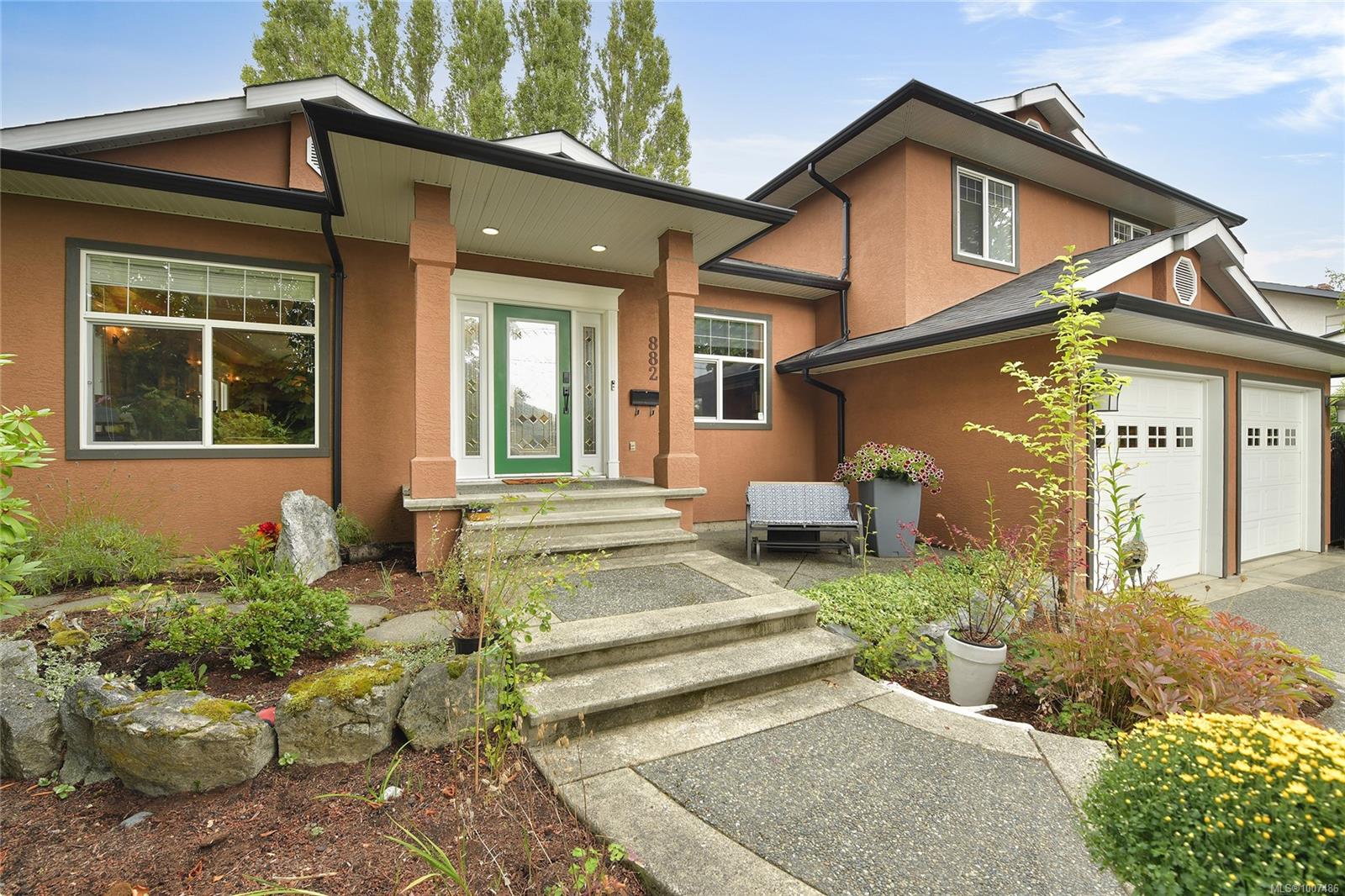 882 Canterbury Rd, Saanich, BC V8X 3E6