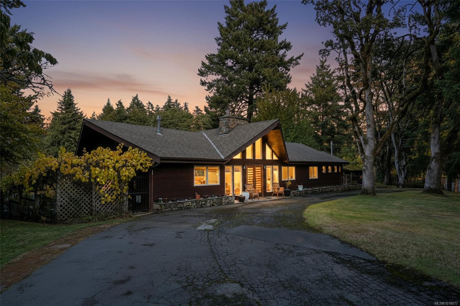 2200 Aldeane Ave, Victoria, BC V9B 2C5