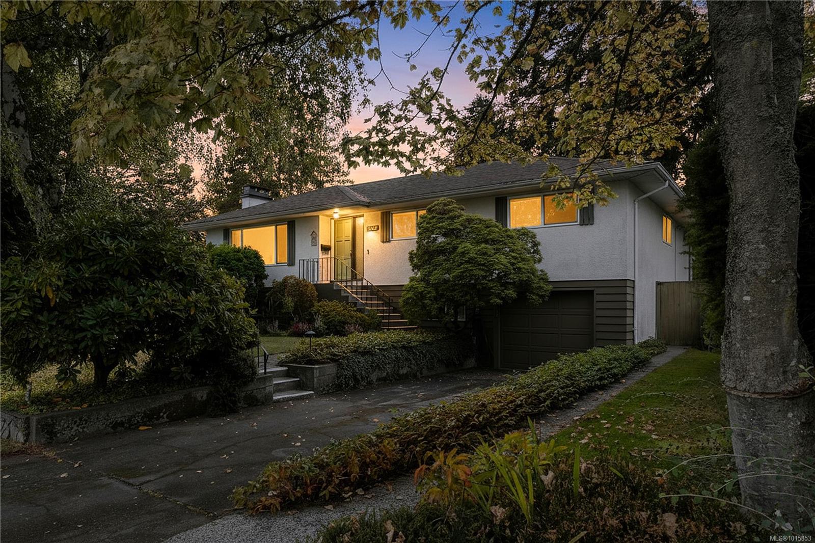 1835 Dunnett Cres, Saanich, BC V8N 2P4