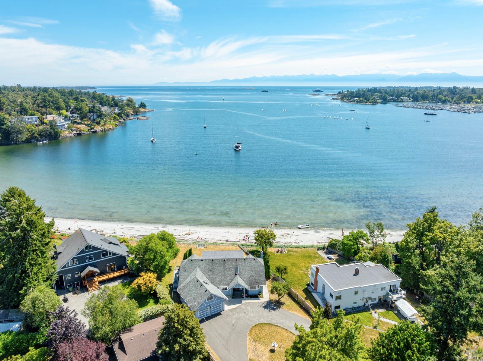 3905 Cadboro Bay Rd #b, Saanich, BC V8N 4G3