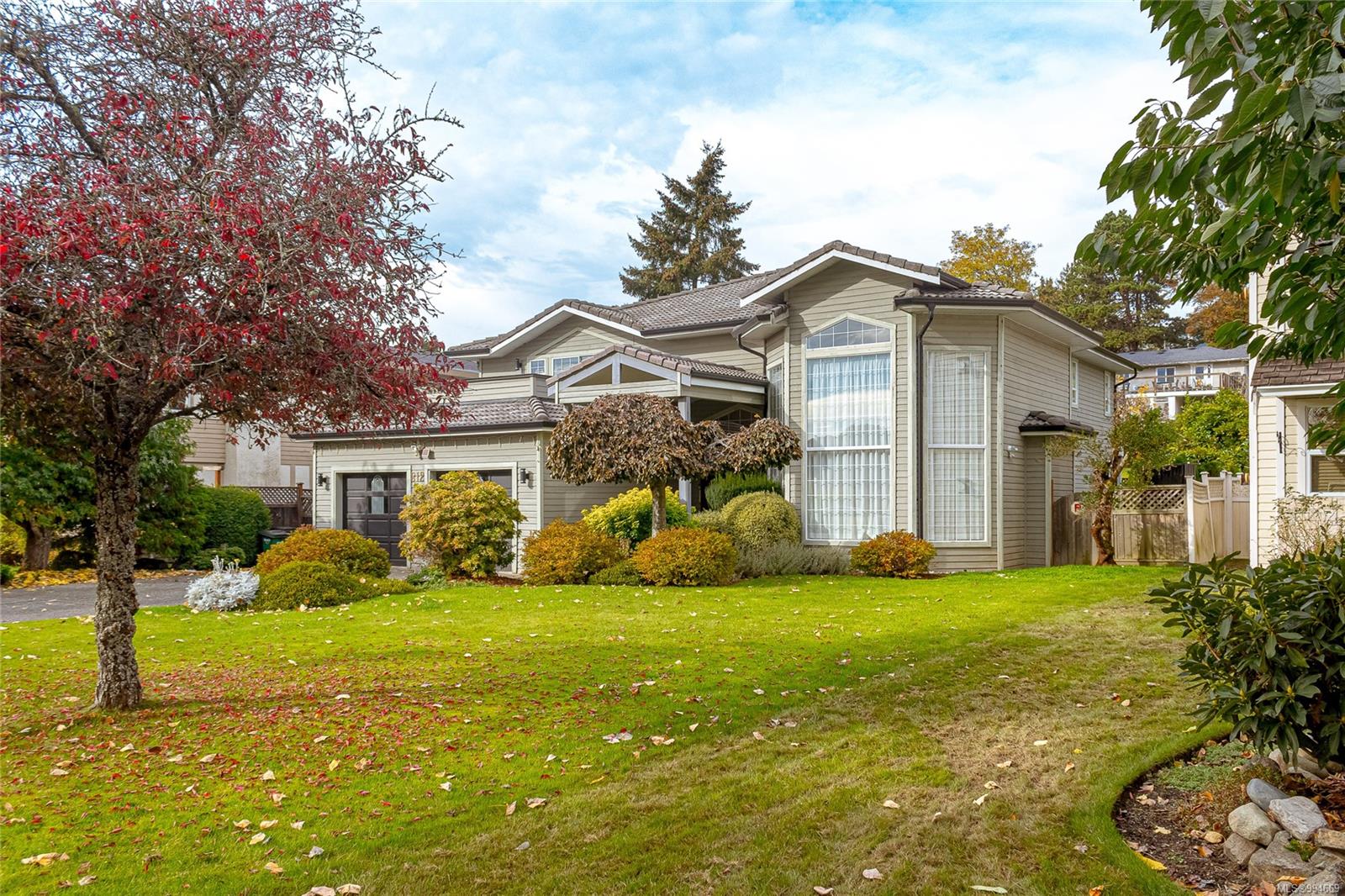 812 Dalewood Ln, Saanich, BC V8X 5G6
