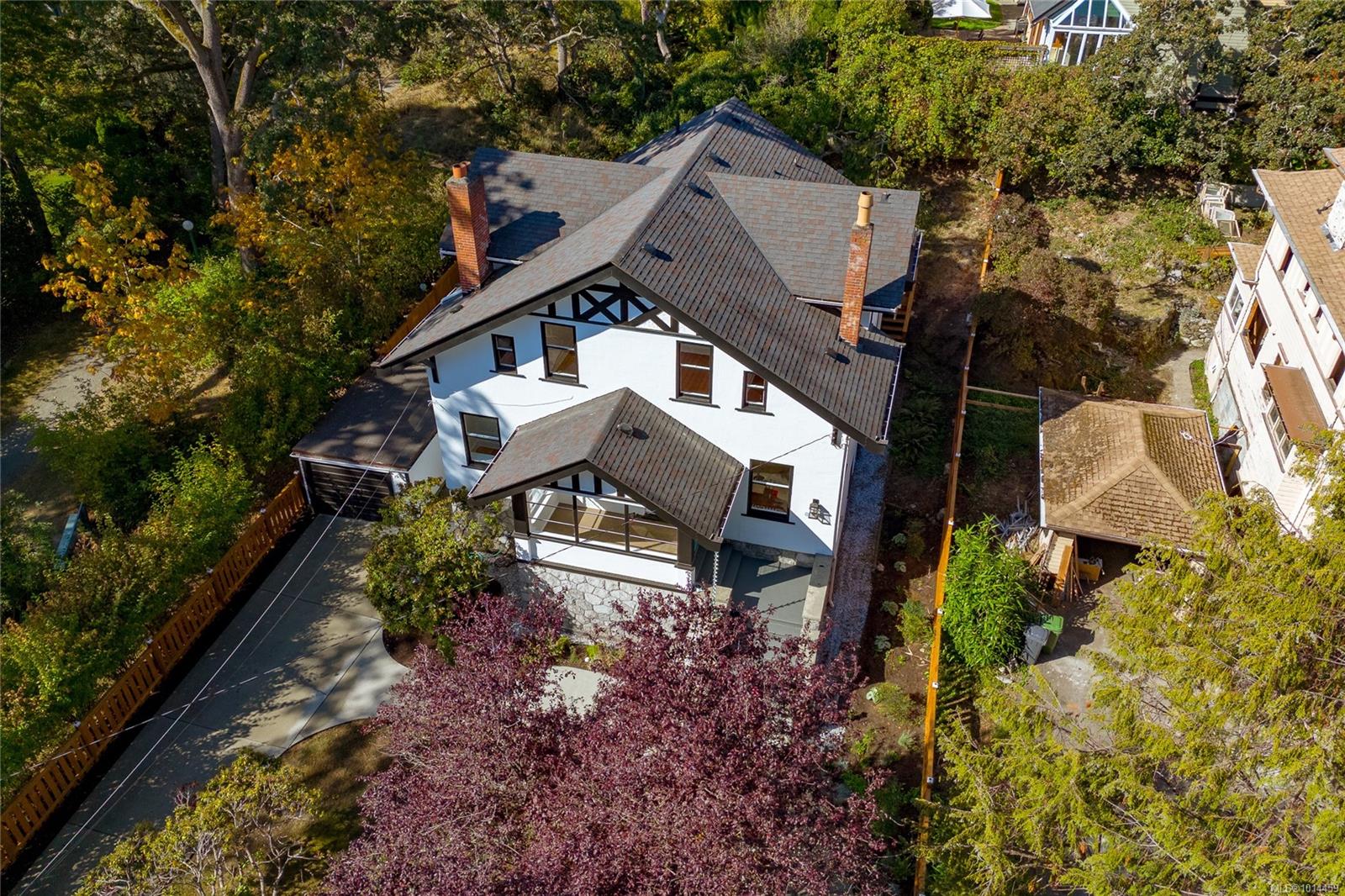 1318 Hampshire Rd, Oak Bay, BC V8S 4T3