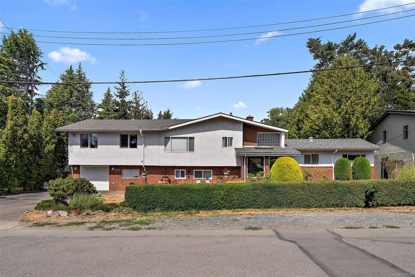1844 Fairburn Dr, Saanich, BC V8N 1P9