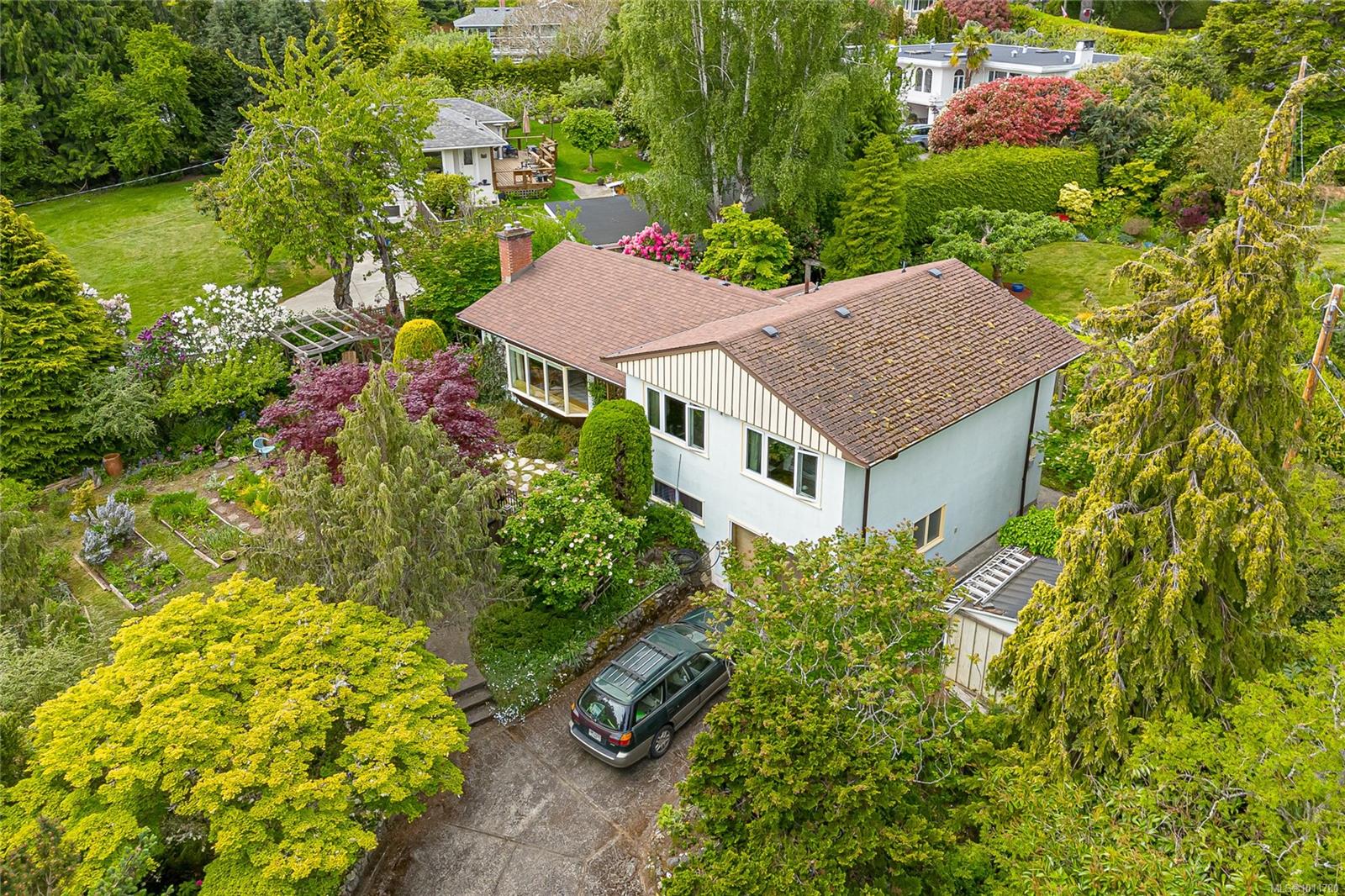 2195 Ferndale Rd, Saanich, BC V8N 2Z2