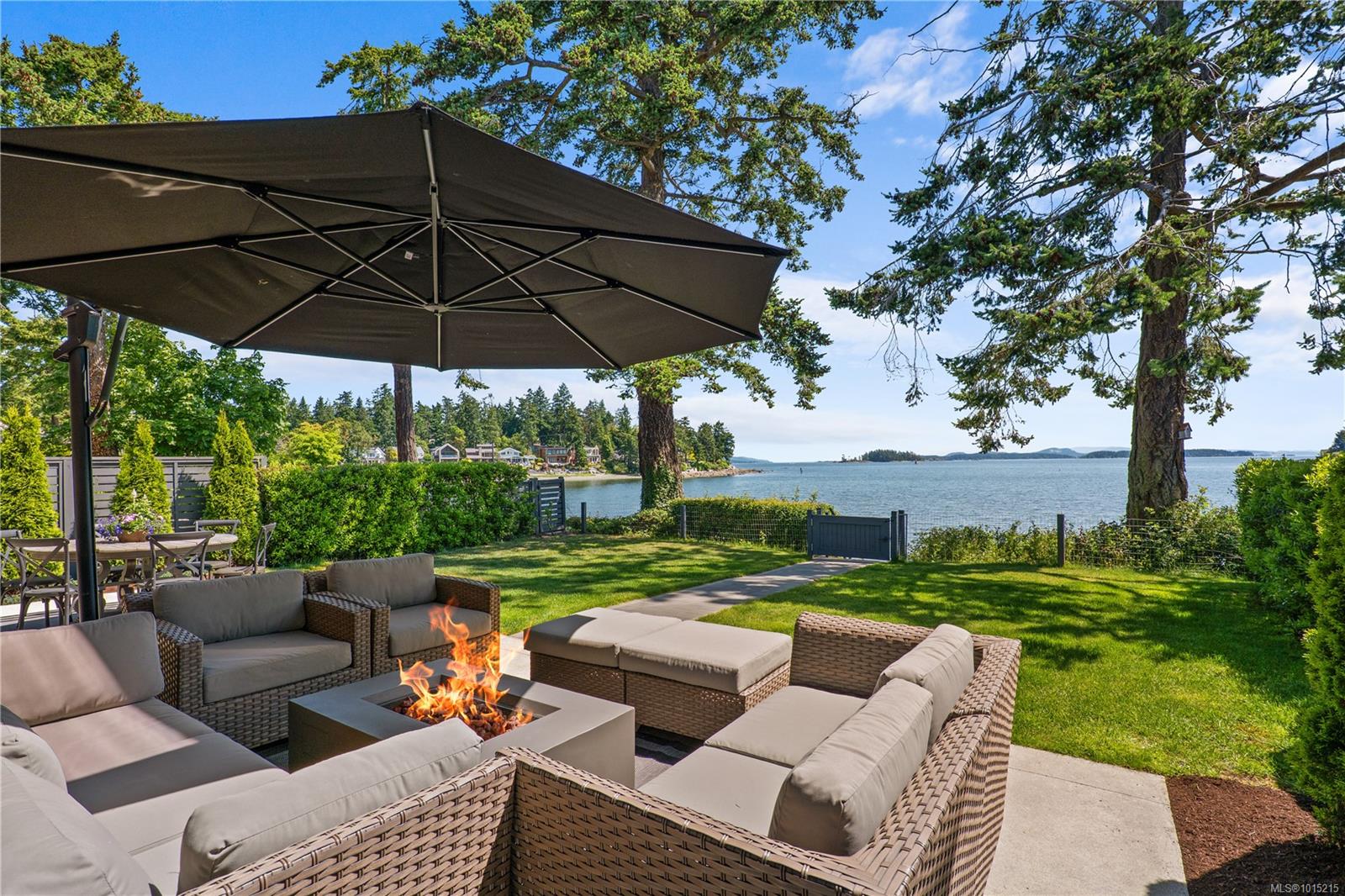 10383 Allbay Rd, Sidney, BC V8L 2N8