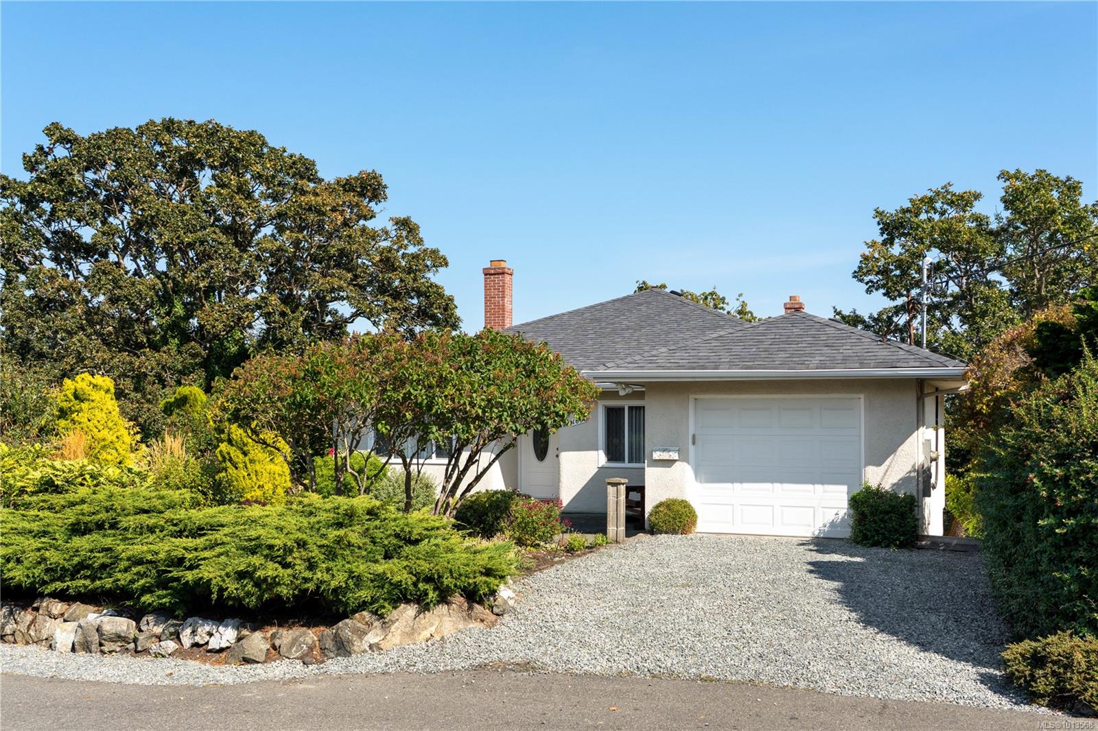 1697 Yale St, Oak Bay, BC V8R 5N5