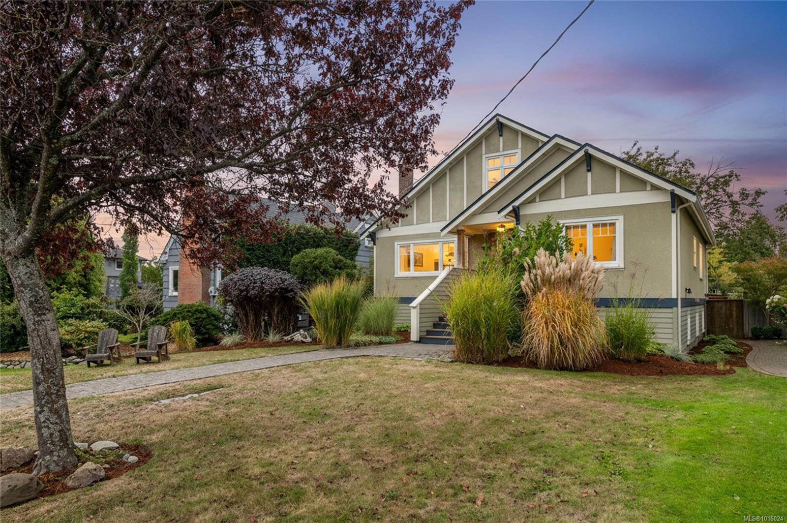 2709 Burdick Ave, Oak Bay, BC V8R 3L8
