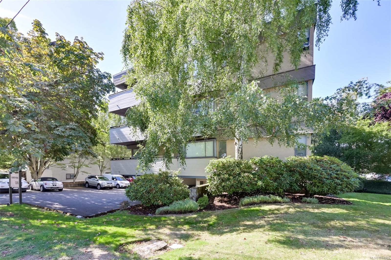 3274 Glasgow Ave Apt 101, Saanich, BC V8X 1M2