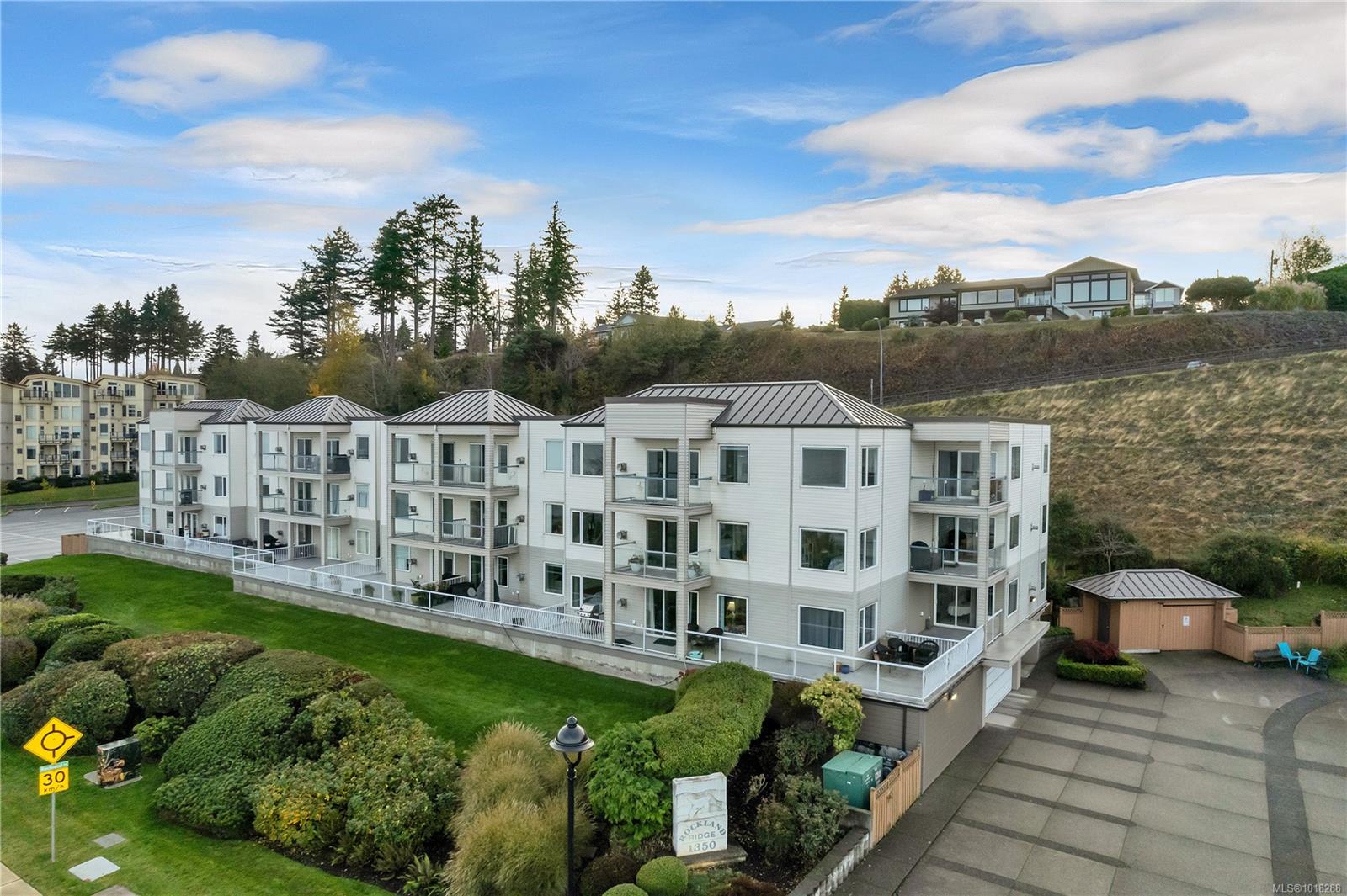 1350 Island Hwy S Apt 304, Campbell River, BC V9W 1B7