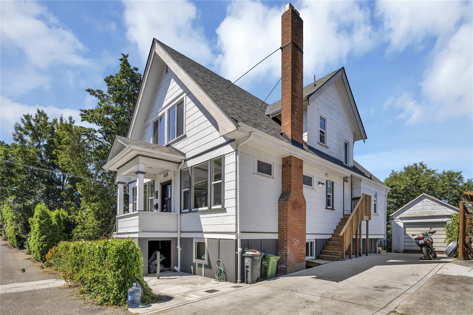 808 Russell St, Victoria, BC V9A 3X7