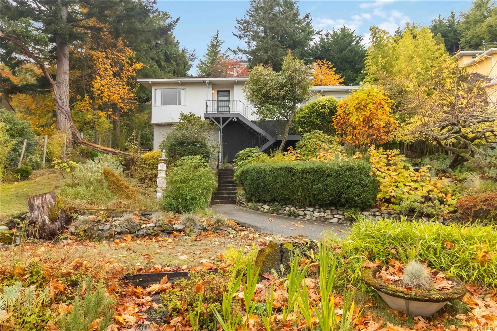 4882 Lochside Dr, Saanich, BC V8Y 2E4