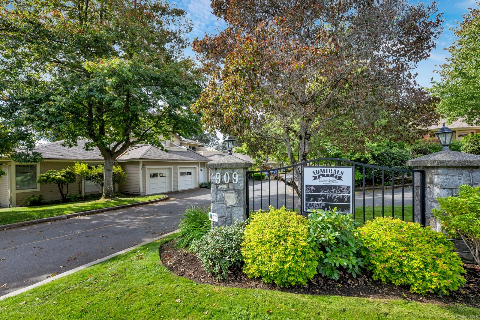 909 Admirals Rd Apt 8, Esquimalt, BC V9A 2P1