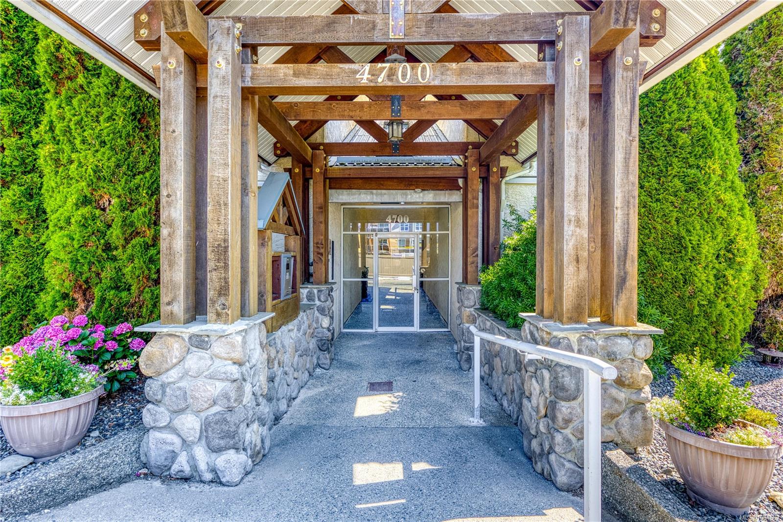 4700 Uplands Dr Apt 302, Nanaimo, BC V9T 5V1