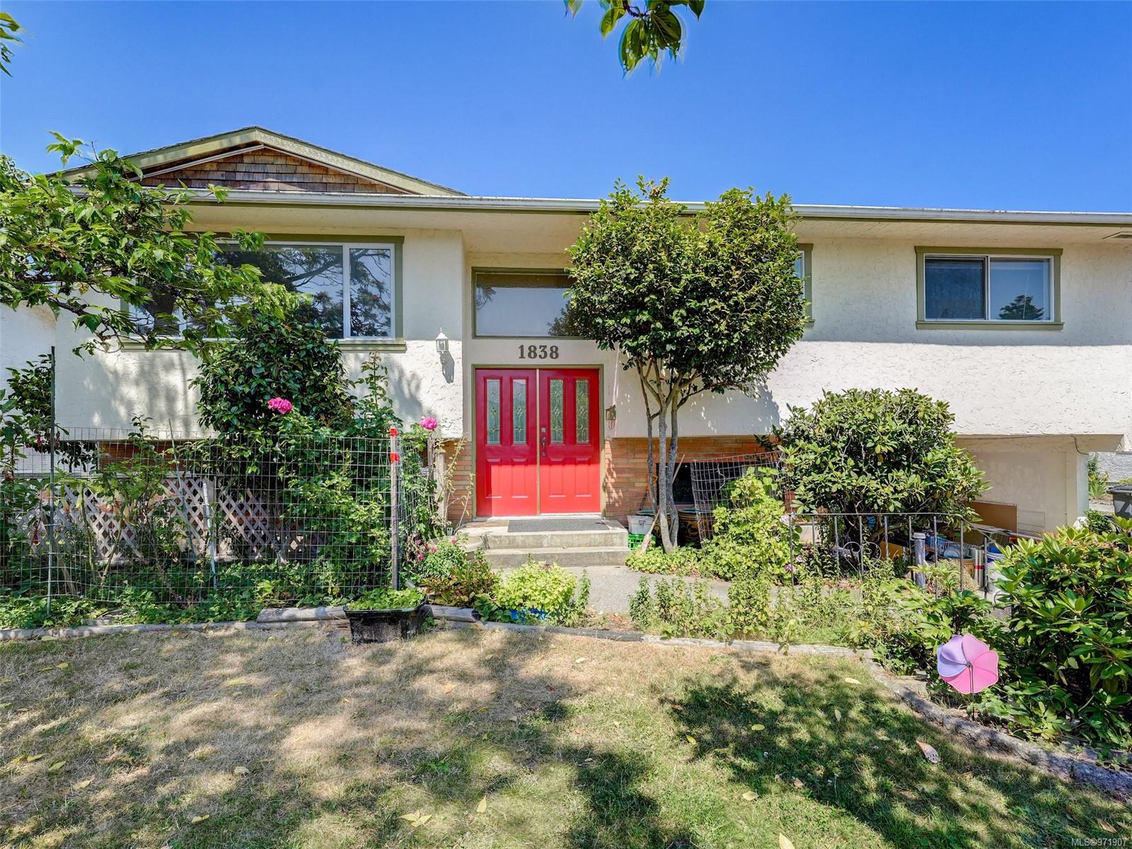 1838 Chimo Pl, Saanich, BC V8N 4X8