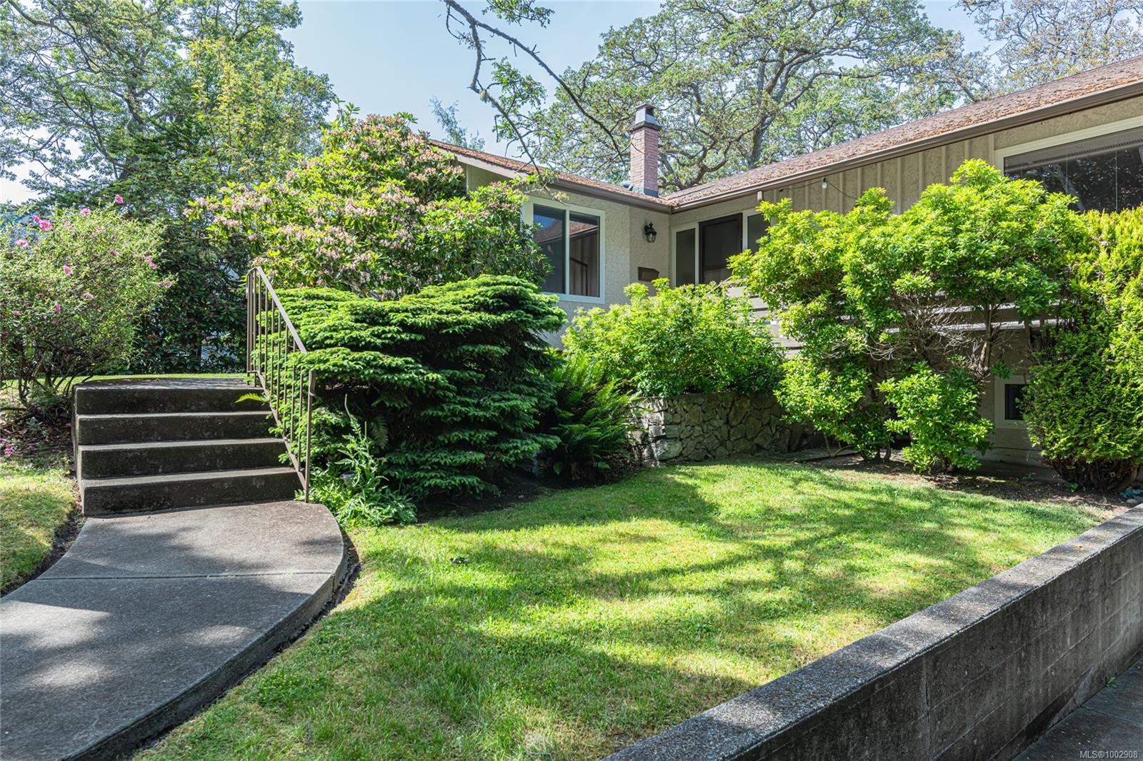 2096 Kendal Ave, Oak Bay, BC V8P 1R9