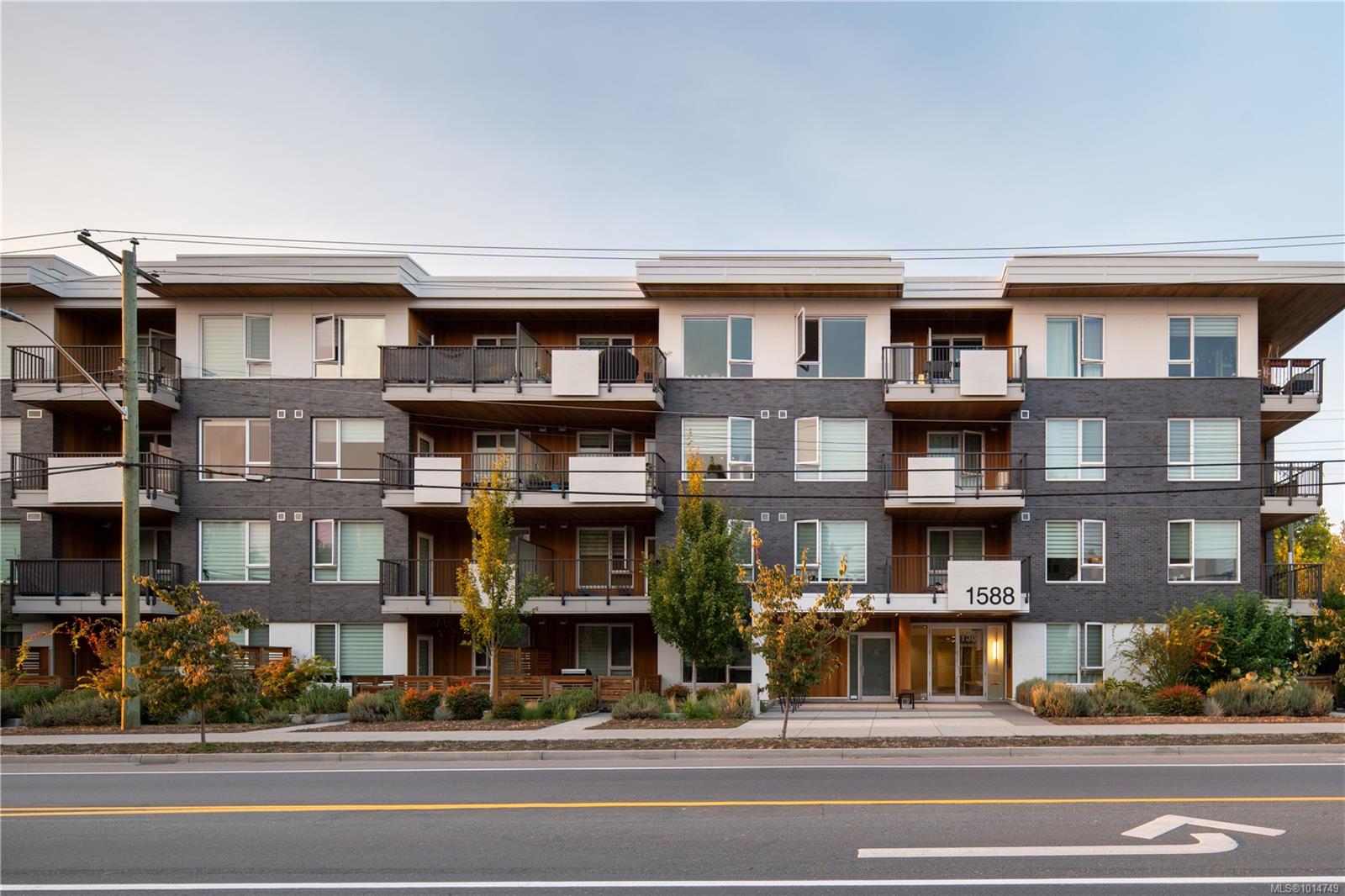 1588 N Dairy Rd Apt 202, Saanich, BC V8T 3V4