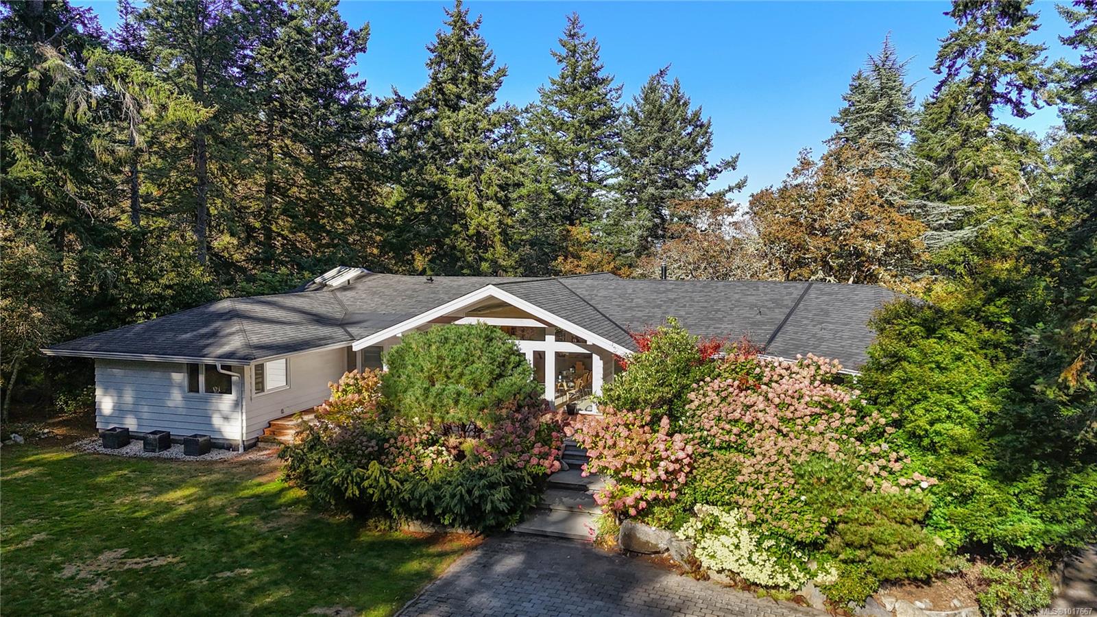 2623 Queenswood Dr, Saanich, BC V8N 1X6
