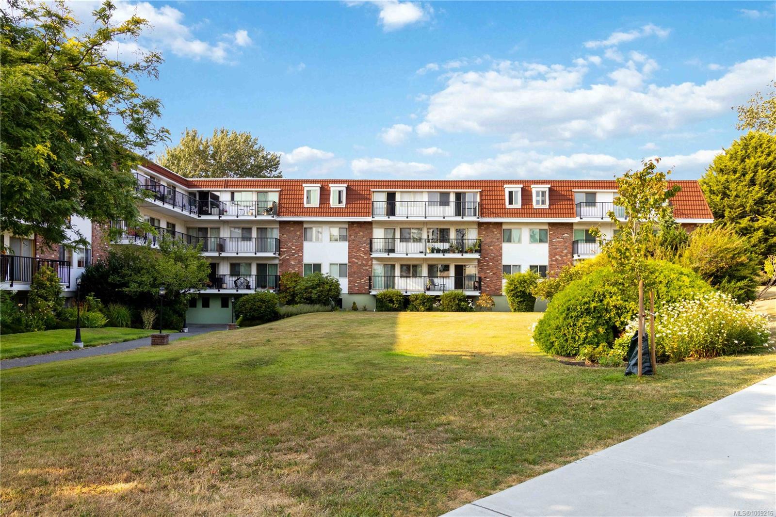 1680 Poplar Ave Apt 304, Saanich, BC V8P 4K7