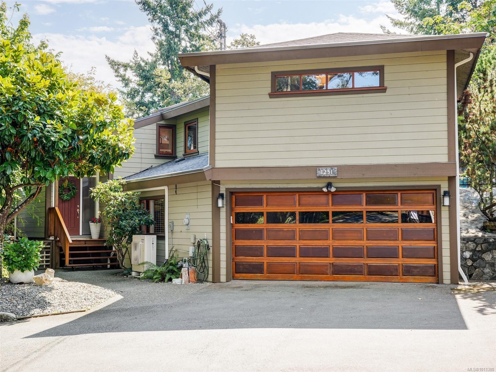 1251 Tattersall Dr, Saanich, BC V8P 1Z2