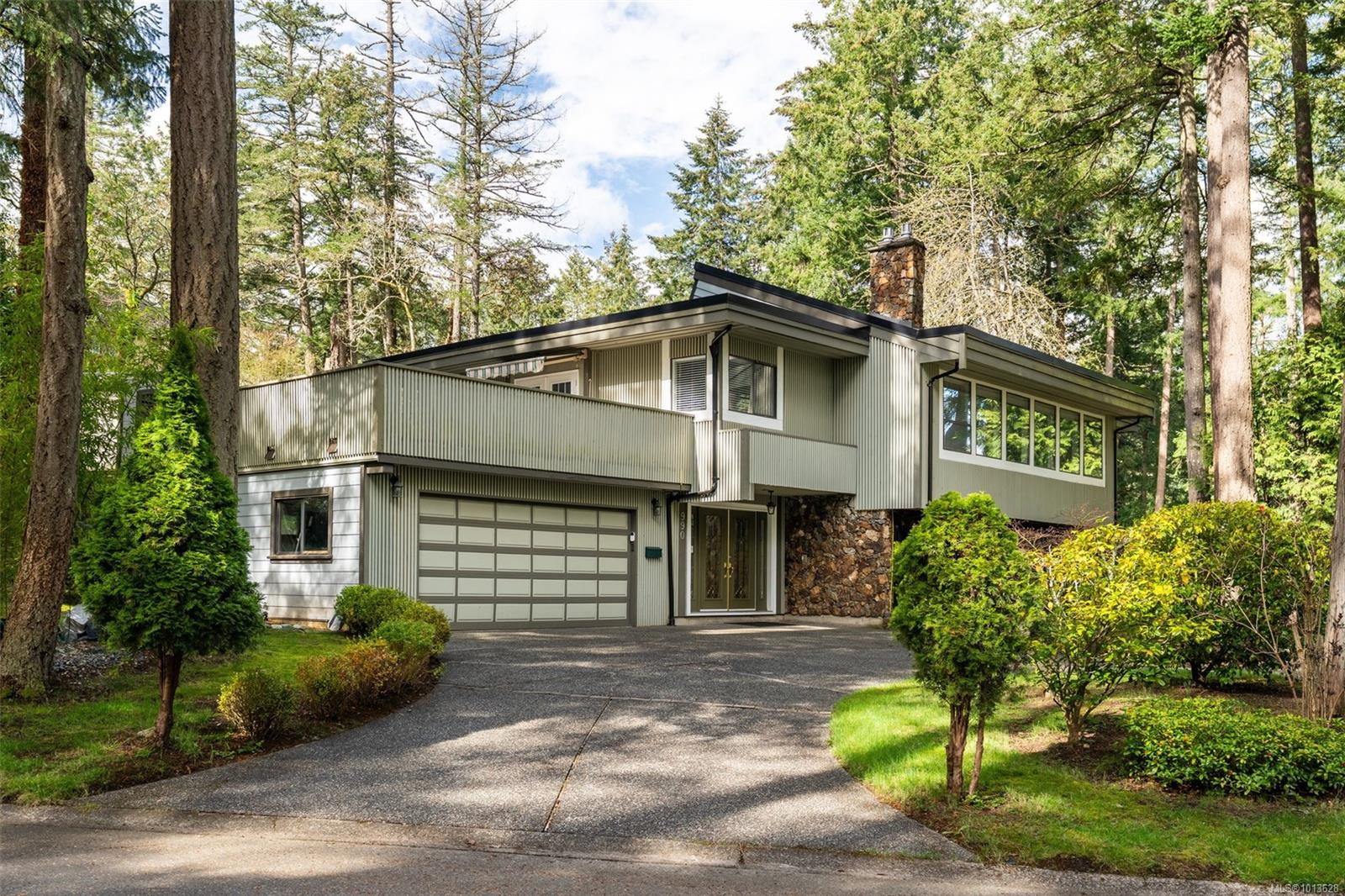 990 Cottontree Close, Saanich, BC V8X 4E9