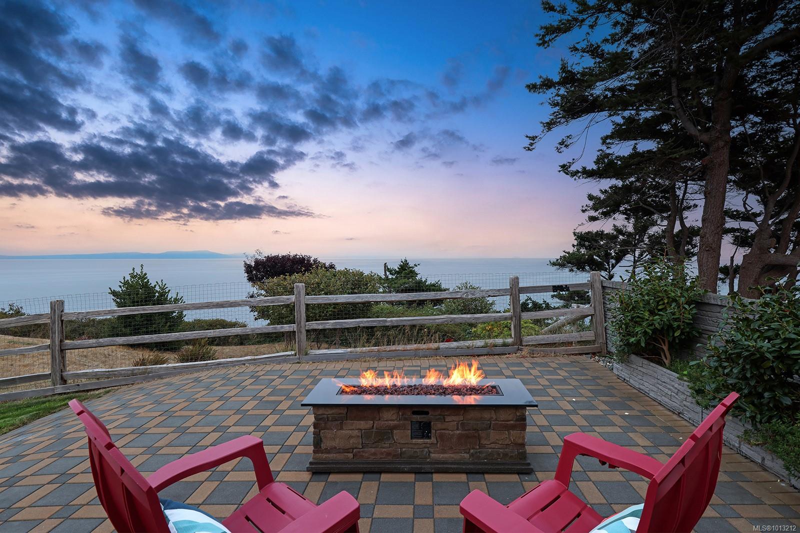 200 Connemara Rd, Comox, BC V9M 3T4