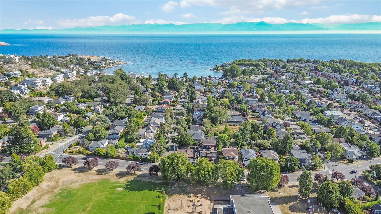 1827 Fairfield Rd Apt 4, Victoria, BC V8S 1G9
