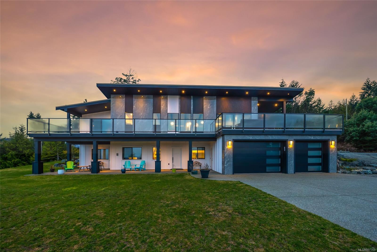 1704 Warn Way, Qualicum Beach, BC V9K 2S3