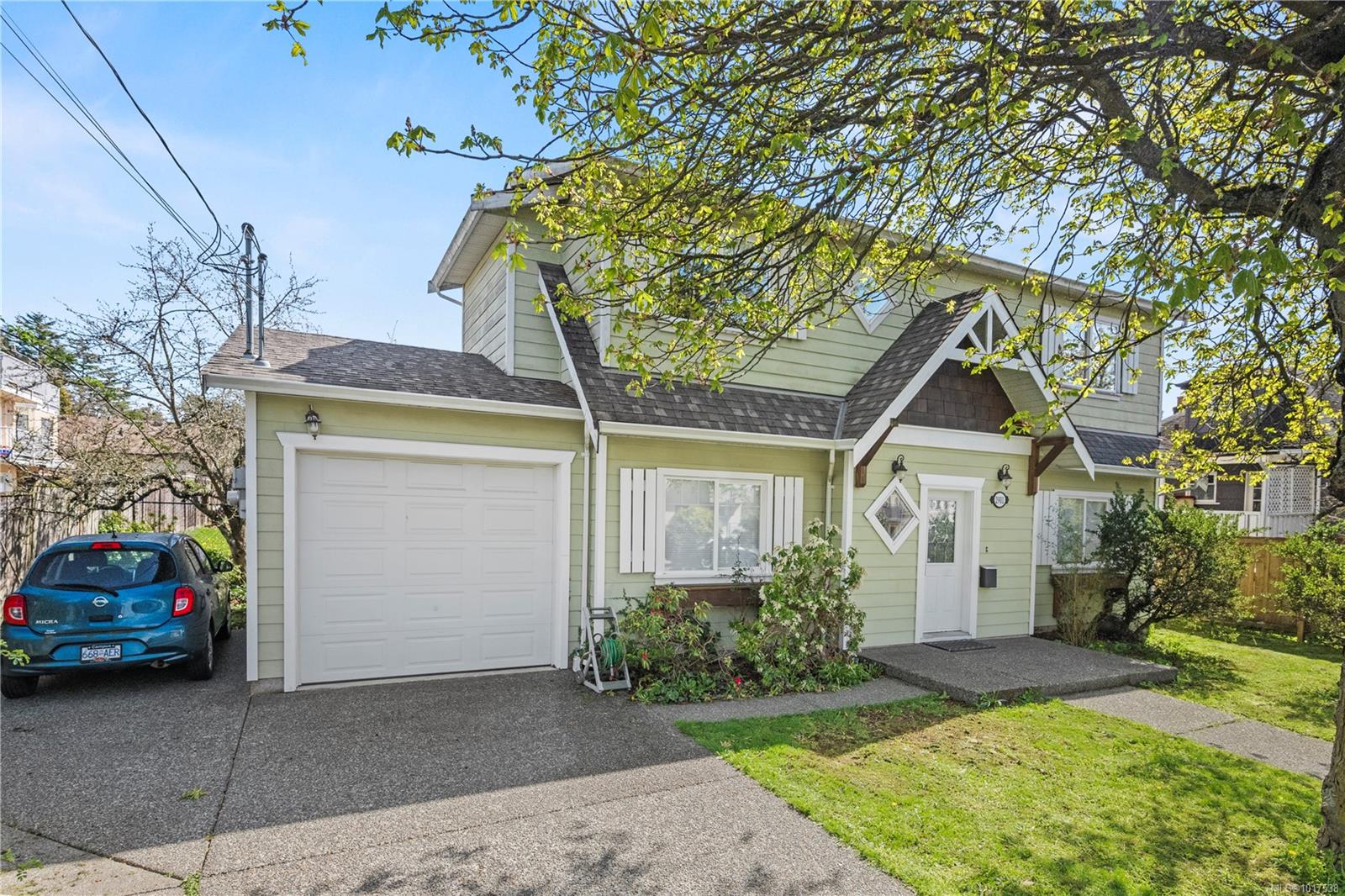 2901 Harriet Rd, Victoria, BC V8T 4N4